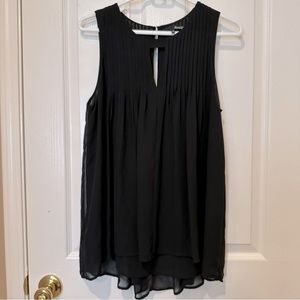 Ro & De black pleated sleeveless flowy top with front and back keyhole